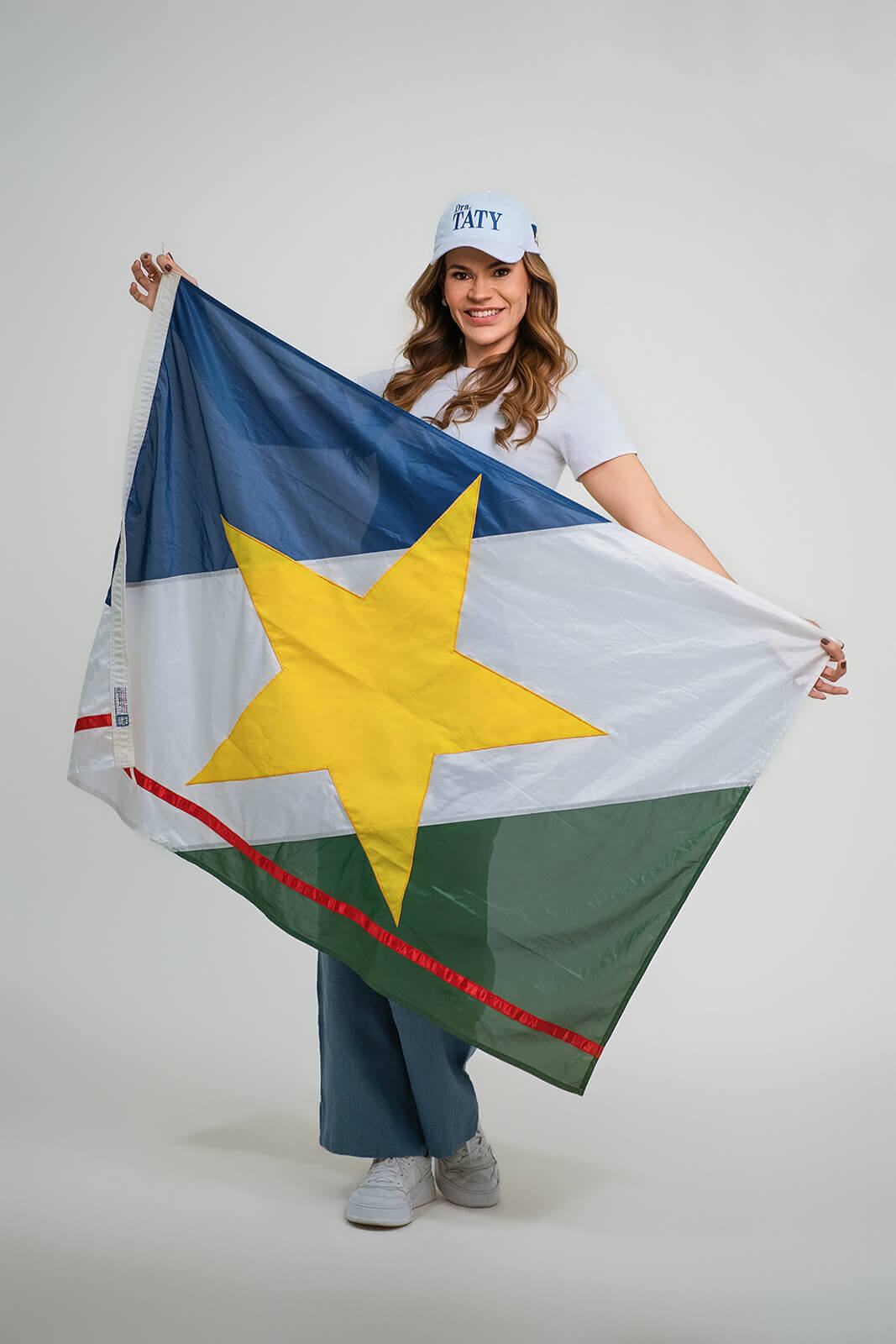 Doutora Taty segurando a bandeira de Roraima